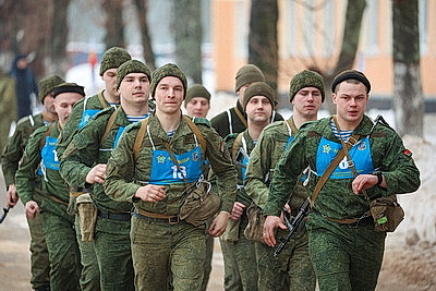 Марш-бросок и подтягивание. Десантники и гвардейцы сдают нормативы по физподготовке во время проверки ВС