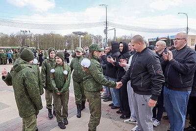 Торжественная отправка новобранцев на срочную военную службу прошла в Минске и регионах Беларуси