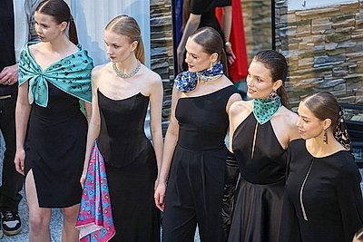 В НХМ состоялась перформанс-презентация коллекционных платков \"Все носят Царфина\"