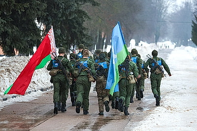 Марш-бросок и подтягивание. Десантники и гвардейцы сдают нормативы по физподготовке во время проверки ВС