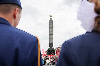 Народное возложение цветов к монументу Победы проходит в Минске
