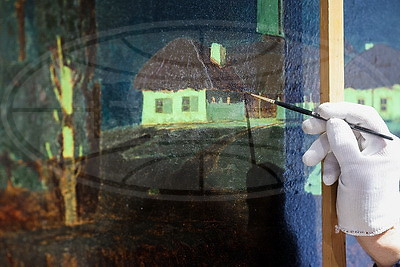 Снимал слои чужеродного лака. Витебский реставратор завершил работу над картиной Куинжи