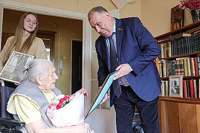 \"Цените мир и оставайтесь человечными\". 101-летняя ветеран труда из Гомеля напутствовала молодежь