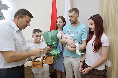 В Гродно пяти недавно ставшим многодетными семьям вручили \"Бацькаву кашулю\"