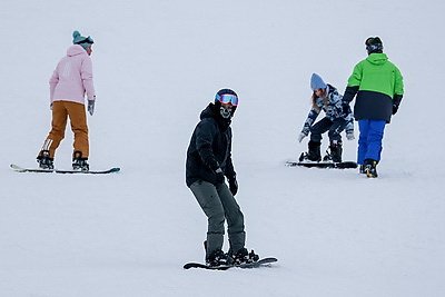 Любители активного отдыха провели праздничные выходные на снежных склонах