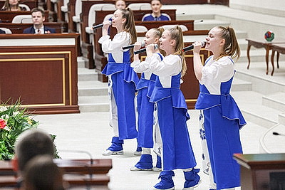 Не только права, но и обязанности перед Родиной. Школьникам вручили паспорта в Палате представителей