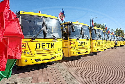 Учреждениям образования Брестской области вручили ключи от новых автобусов и автомобилей