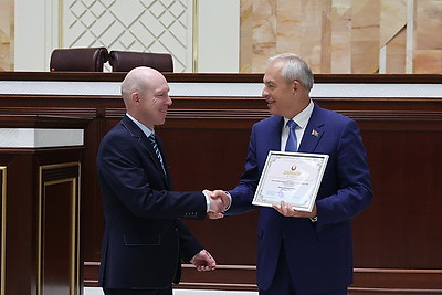 \"Вы выстраиваете открытый диалог между обществом и властью\". Сотрудников СМИ наградили в Палате представителей