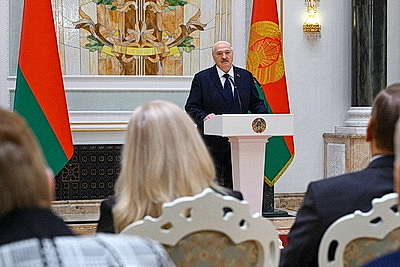 Лукашенко в преддверии Дня народного единства вручил госнаграды заслуженным представителям различных сфер