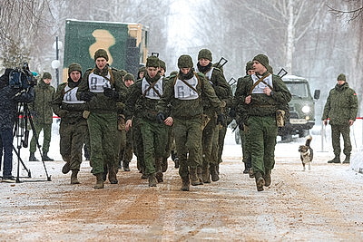 Внезапная проверка ВС продолжается. Бойцы сдают экзамен на выносливость
