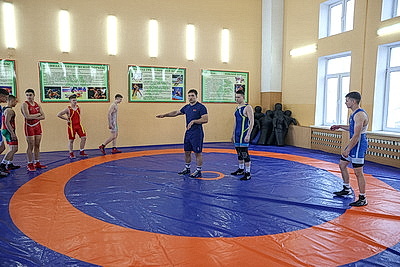 Чемпион мира по греко-римской борьбе провел встречу с суворовцами