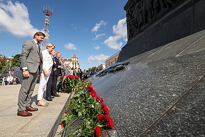 \"Дань памяти героям прошлого\". Народное возложение проходит в Минске