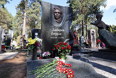 Память Змитрока Бядули почтили на Восточном кладбище в Минске