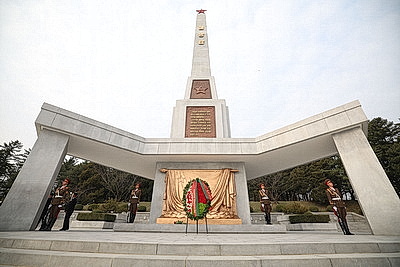 Лукашенко в Пхеньяне возложил венок к монументу \"Освобождение\"