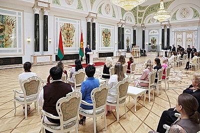 Едины в стремлении сделать страну лучше. Лукашенко в преддверии 8 Марта вручил женщинам госнаграды