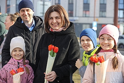 Плац-концерты, море цветов и теплых слов. В Бресте мужчины поздравили женщин