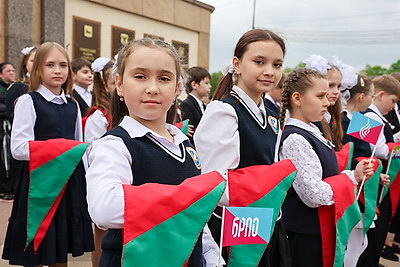 С огромной гордостью за достижения страны. Государственный флаг в 81 м пронесли по главной площади Гомеля