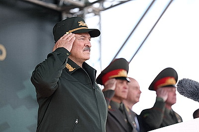 Лукашенко принял участие в церемонии приведения к военной присяге в Борисовском районе