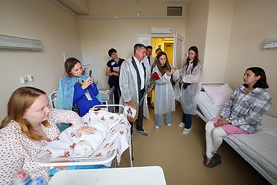 В Беларуси поздравили мам, родивших в День Независимости