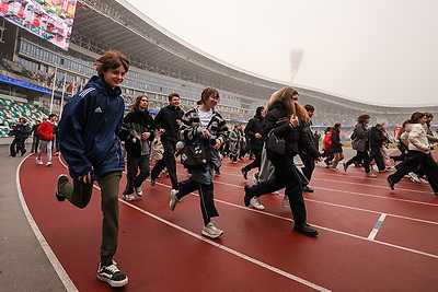Олимпийские чемпионы провели зарядку для 3,5 тыс. студентов на минском стадионе \"Динамо\"