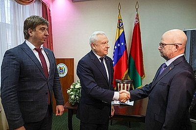 В посольстве Венесуэлы в Минске открыта книга соболезнований