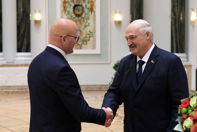 Лукашенко в преддверии Дня народного единства вручил госнаграды заслуженным представителям различных сфер