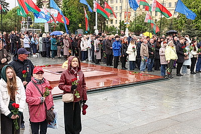 Народное возложение цветов к монументу Победы проходит в Минске