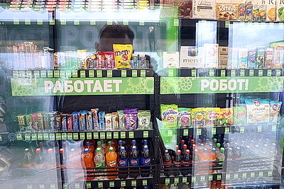 Робот-продавец появился на заправке под Гомелем