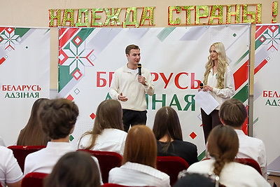 \"Единство начинается с каждого из нас\". Молодежь обсудила ценности праздника на акции \"Беларусь адзіная\"