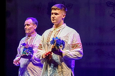 \"Ода белорусской женщине\". Со сцены Купаловского театра читают стихи на \"роднай мове\"