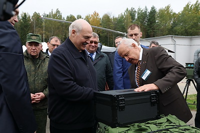 Лукашенко ознакомился с научными разработками гражданского и оборонного назначения
