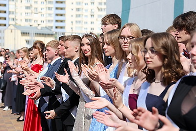 Последние звонки для выпускников 9-х и 11-х классов прозвенели по всей Беларуси