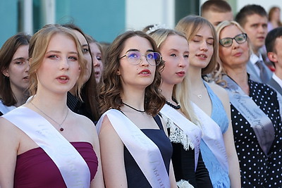 Последние звонки для выпускников 9-х и 11-х классов прозвенели по всей Беларуси