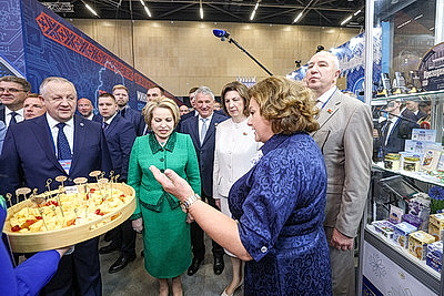 Товары от крупных производителей и ремесленников демонстрируют участникам Форума регионов в Минске