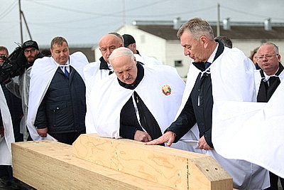 Лукашенко совершил рабочую поездку в Петриковский район