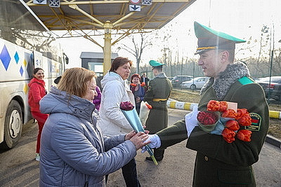 Плац-концерты, море цветов и теплых слов. В Бресте мужчины поздравили женщин