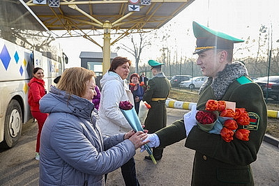 Плац-концерты, море цветов и теплых слов. В Бресте мужчины поздравили женщин