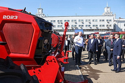 Индонезийская делегация оценила белорусскую технику во время визита на МТЗ и МАЗ