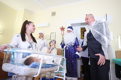 \"На Новый год получили самый важный подарок в жизни\". В Гродно поздравили женщин, родивших 1 января