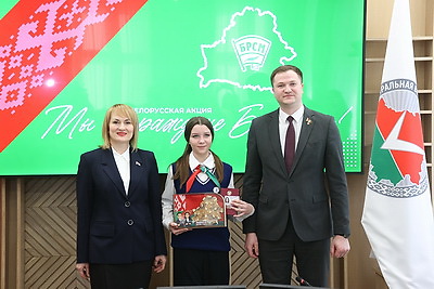 \"Каждый рад получить тут паспорт\". Всебелорусская акция \"Мы - граждане Беларуси!\" прошла в ЦИК 