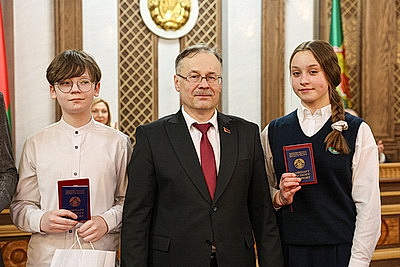 \"Гордимся тем, что нам выпала такая честь\". В Верховном Суде столичным школьникам вручили первые паспорта
