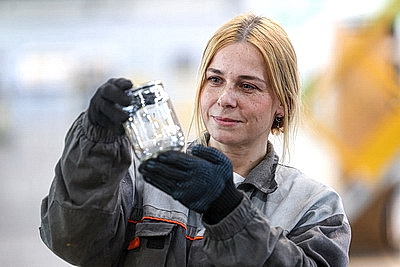 Как хрупкая женщина из Гродно держит под контролем стекловаренную печь