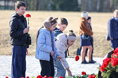 \"Пусть скорбь и печаль обернутся в мужество ваше и силу\". В Хатыни проходит всенародная вахта памяти