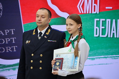 \"Важный день, который останется в памяти\". Столичным школьникам вручили паспорта в Минской ратуше