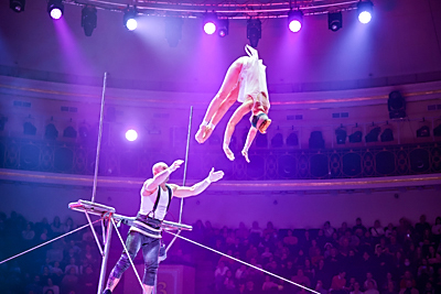 Мотокаскадеры, силачи, дрессированные медведи. В Белгосцирке новая программа \"Магия экстрима\"