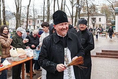Православные верующие освящают пасхальную трапезу в храмах Беларуси