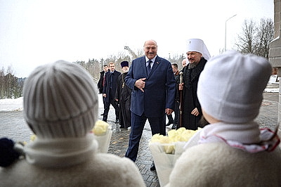 Лукашенко зажег рождественскую свечу в храме в Минском районе