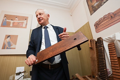 Продал машину, чтобы выкупить редкие экземпляры: белорус собрал уникальную коллекцию утюгов