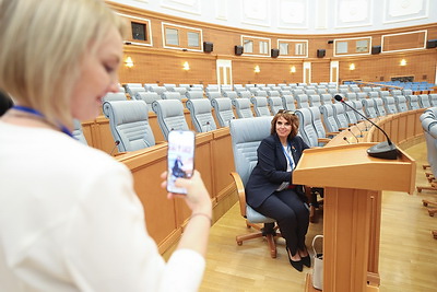 Делегация работников образования стран СНГ посетила с экскурсией Дворец Независимости