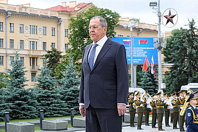 Лавров возложил венок к монументу Победы в Минске